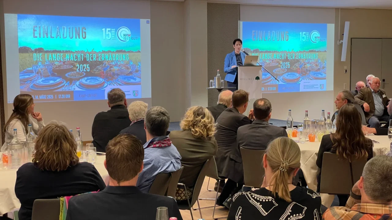 Foto: NRW-Landwirtschaftsministerin Silke Gorißen während ihres Grußworts bei der Langen Nacht der Ernährung am 14.03.2025 in Kamp-Lintfort (© Jörg Meyer | jumpr.com)