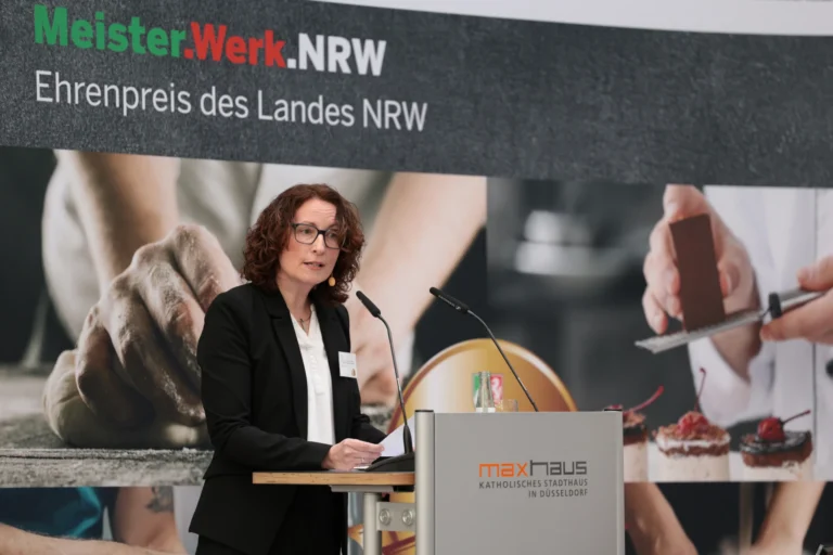Foto: Dr. Svea Pacyna-Schürheck bei der Verleihung des Ehrenpreises Meister.Werk.NRW (© MLV NRW / Arslan)