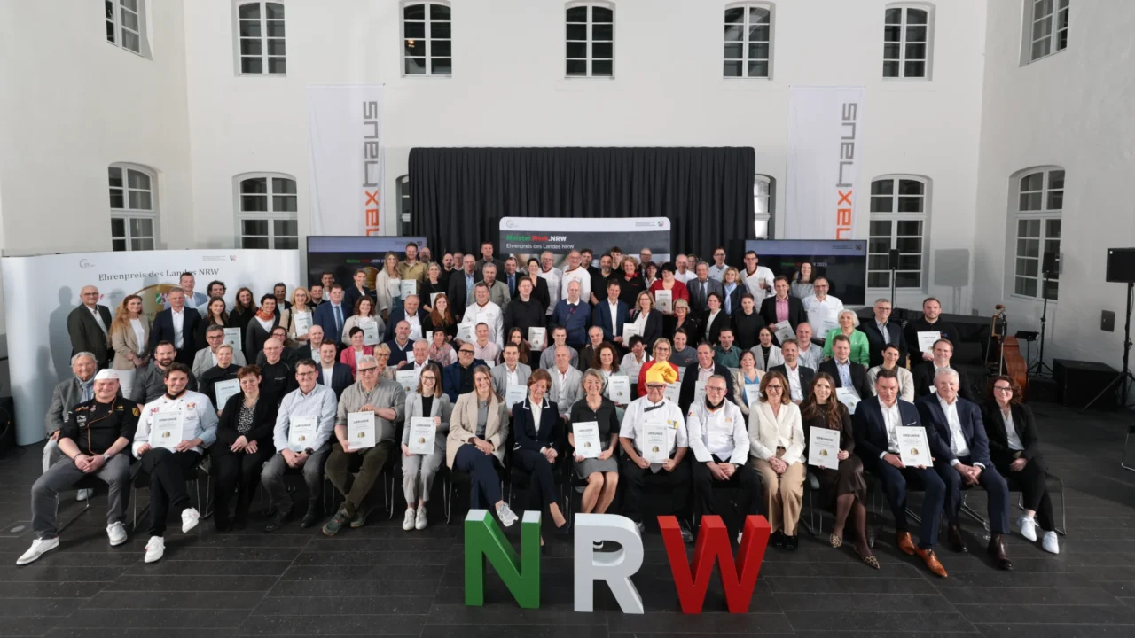 Foto: Gruppenfoto der Preisträger des Ehrenpreises Meister.Werk.NRW (© MLV NRW / Arslan)