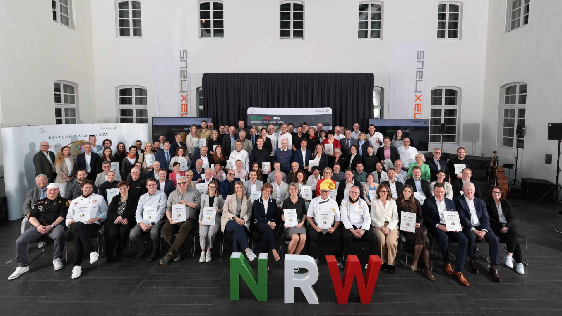 Foto: Gruppenfoto der Preisträger des Ehrenpreises Meister.Werk.NRW (© MLV NRW / Arslan)