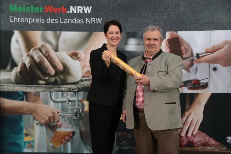 Foto: NRW-Landwirtschaftsministerin Silke Gorißen und Preisträger des Ehrenpreises Meister.Werk.NRW (© MLV NRW / Arslan)
