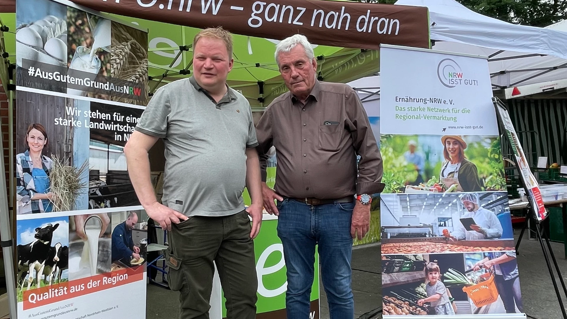 Foto: Franz-Josef Dickopp, Vorstandsmitglied und Geschäftsführer Ernährung-NRW e. V. (links), und Thomas Determeyer, mein-ei.nrw-Vorstandsmitglied beim Hoftag in Steinhagen (Foto: © Jörg Meyer | jumpr.com)