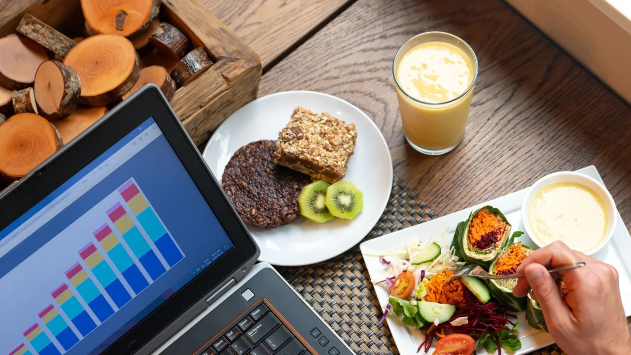 Foto: Essen am Arbeitsplatz (© Canva)