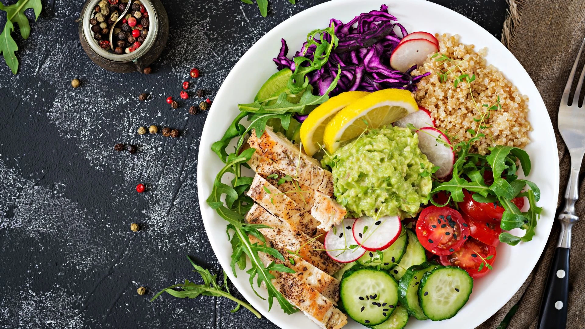 Foto: Teller mit Fleischgericht und Salat (© Canva)