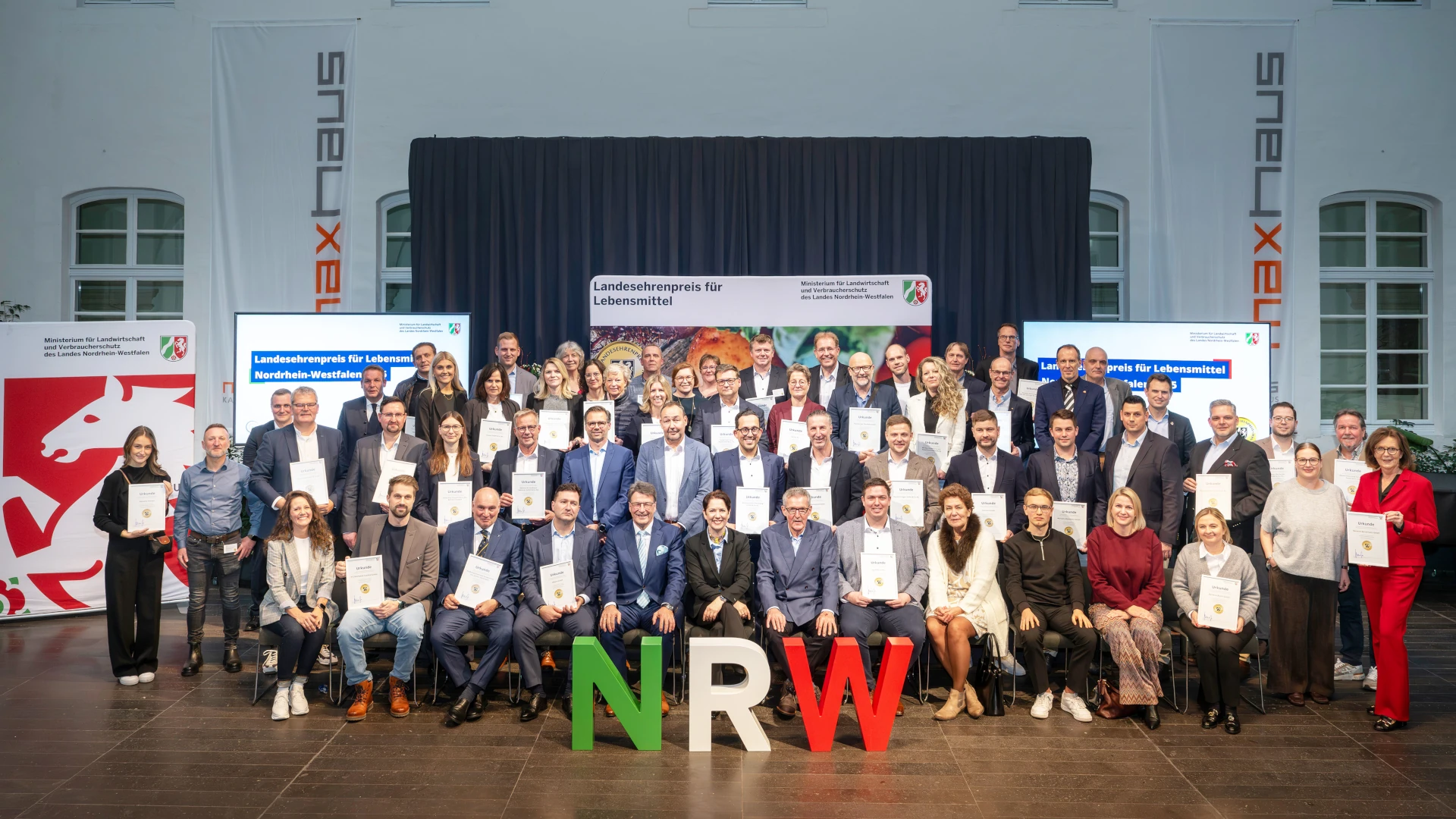 Foto: ausgezeichnete Unternehmen bei der Verleihungsfeier des Landesehrenpreises für Lebensmittel NRW 2025 (© MLV NRW/Giulio Coscia)