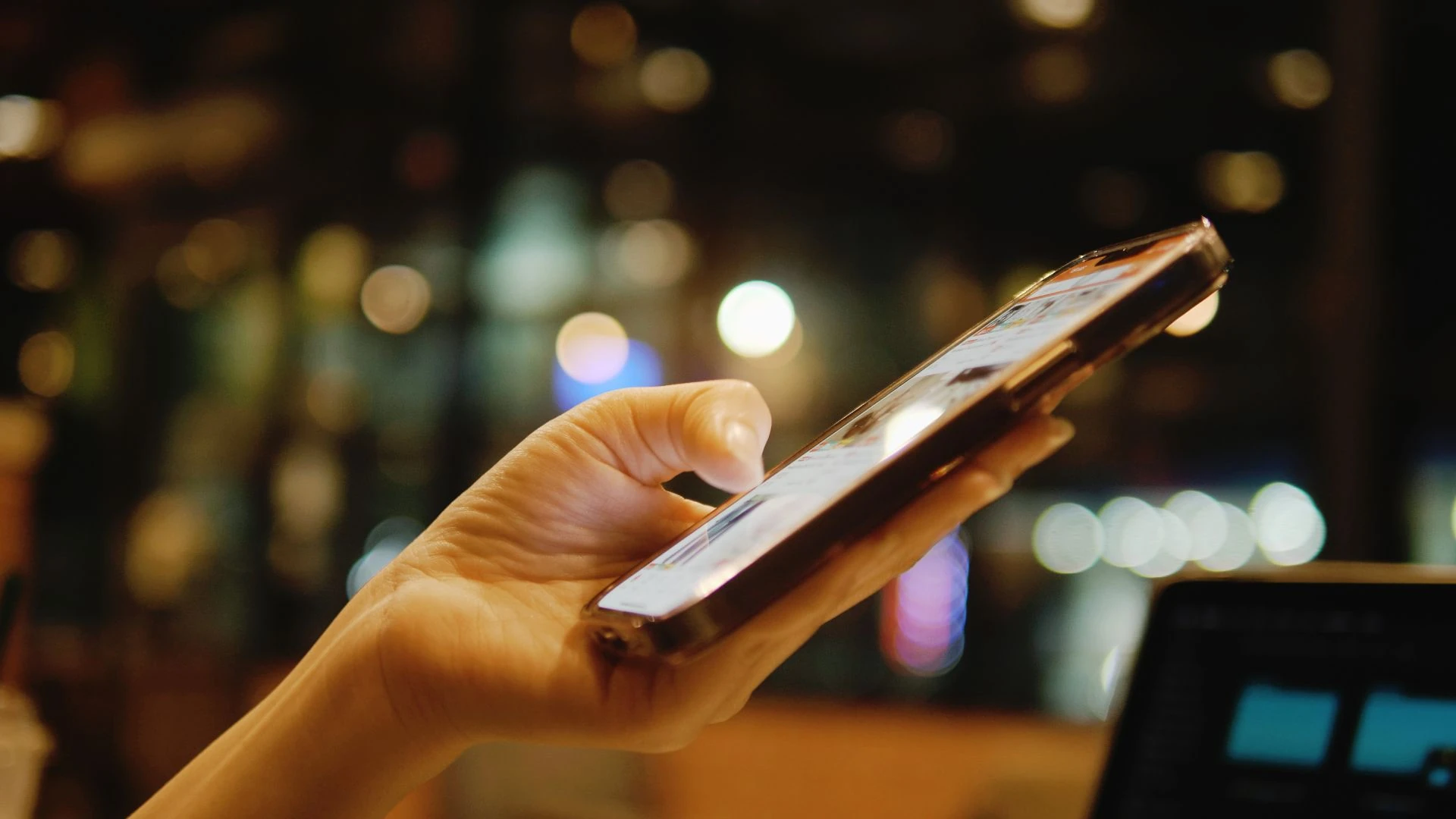 Foto: Hand mit Smartphone (© Canva)