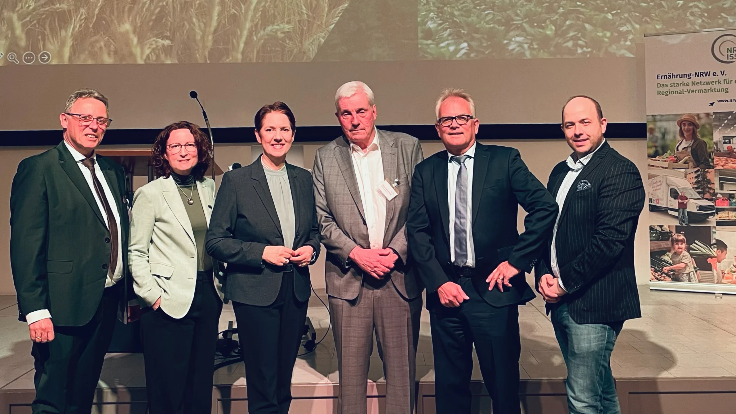 Foto: "Lange Nacht der Ernährung" des Ernährung-NRW e. V. (v.l.n.r.) Dietrich Vriesen, Dr. Svea Pacyna-Schürheck, Ministerin Silke Gorißen, Franz-Josef Dickopp, Andreas Heinz, Boris Burat (© Jörg Meyer | jumpr.com)