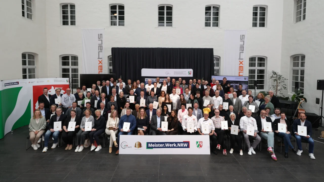 Foto: Gruppenfoto der Preisträger bei der Verleihung des Ehrenpreises für das Lebensmittelhandwerk "Meister.Werk.NRW" am 13.04.2026 in Düsseldorf (© MLV NRW/ Yavuz Arslan)