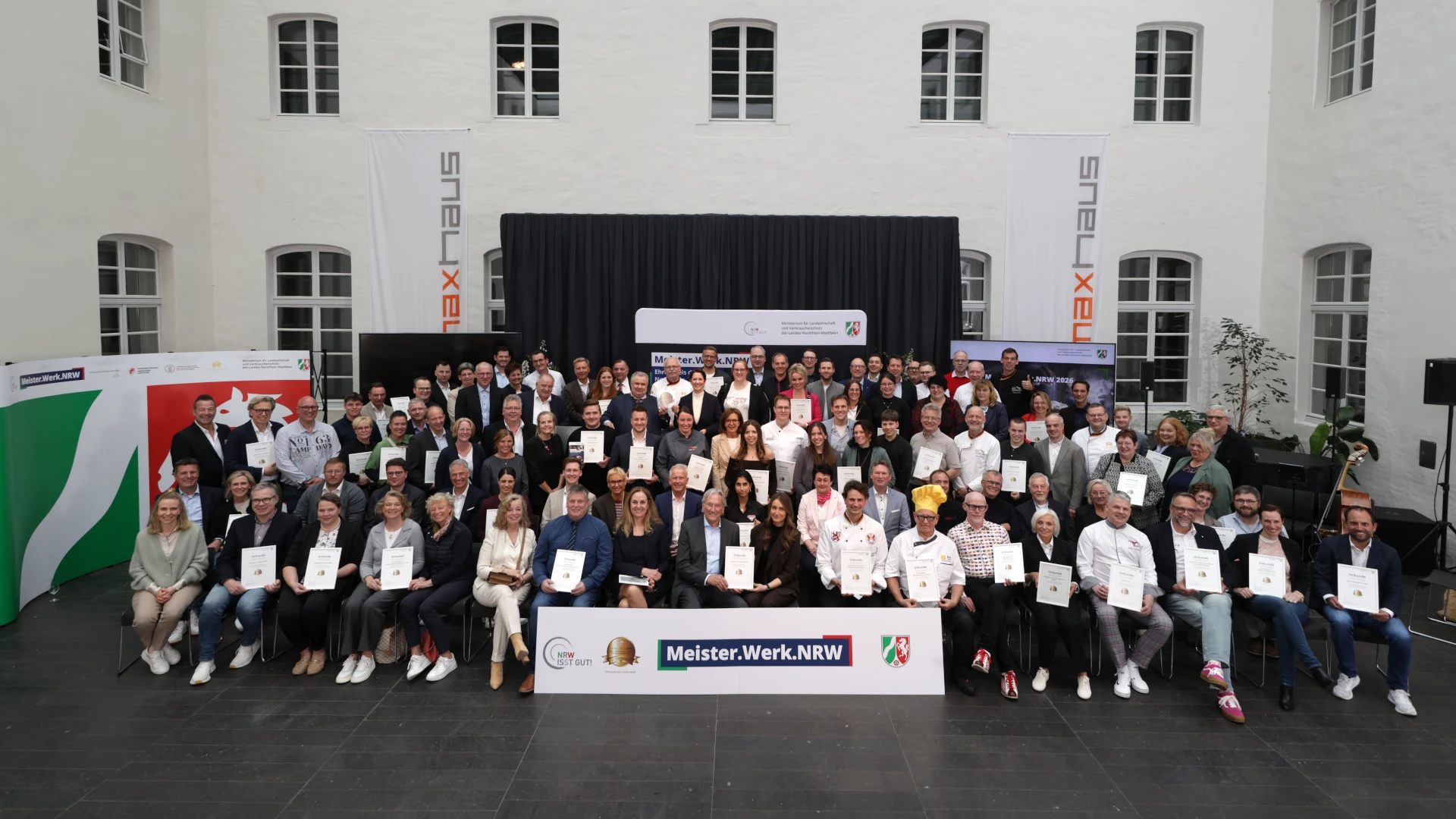 Foto: Gruppenfoto der Preisträger bei der Verleihung des Ehrenpreises für das Lebensmittelhandwerk "Meister.Werk.NRW" am 13.04.2026 in Düsseldorf (© MLV NRW/ Yavuz Arslan)