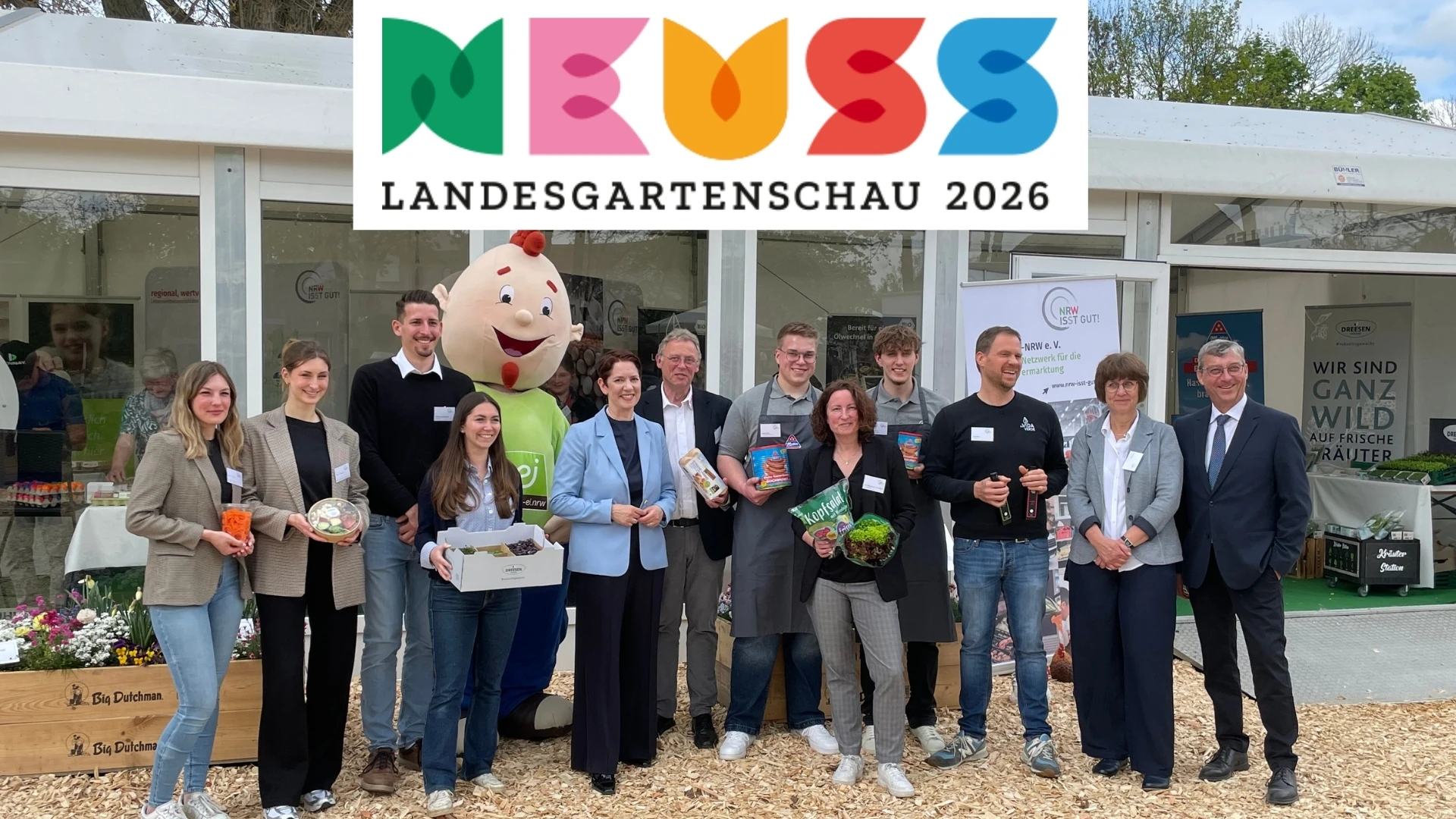 Foto: NRW-Landwirtschaftsministerin Silke Gorißen (mitte) und RLV-Präsident Erich Gussen (rechts) mit den Ausstellenden des Ernährung-NRW e. V. am 16.04.2026 am "Forum Landwirtschaft" auf der Landesgartenschau 2026 in Neuss (© Jörg Meyer | jumpr.com)