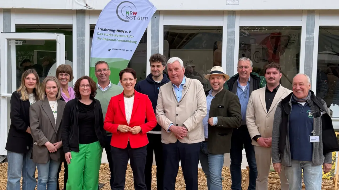 Foto: NRW-Landwirtschaftsministerin Silke Gorißen bei ihrem Rundgang durch die Präsentation des Ernährung-NRW e. V. und seiner Mitglieder auf der Landesgartenschau Neuss 2026 am 16.05.2026 (© Birgit Clausen – b4c Werbeagentur)