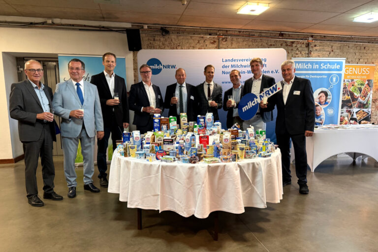 Foto: Der „runde Tisch“ der Milchwirtschaft beim Forum Milch NRW in Schwerte. Von links: Dr. Rudolf Schmidt (Geschäftsführer der LV Milch NRW), Oberst a. D. Ralph Thiele (StratByrd Consulting), Dr. Stefan Kroll (Leiter Wissenschaftskommunikation am Leibniz-Institut für Friedens- und Konfliktforschung), Detlef Latka (Vorsitzender des Milchindustrie-Verbandes und Geschäftsführer von Hochwald Foods), Klaus-Peter Lucht (Präsident des Bauernverbandes Schleswig-Holstein und Vorsitzender der Milcherzeuger-Vereinigung Schleswig-Holstein), Staatssekretär Dr. Martin Berges (Landwirtschaftsministerium NRW), Patrik Liste (Chefredakteur des Wochenblatts für Landwirtschaft und Landleben), Benedikt Langemeyer und Hans Stöcker (geschäftsführender Vorstand der LV Milch NRW). © LV Milch NRW