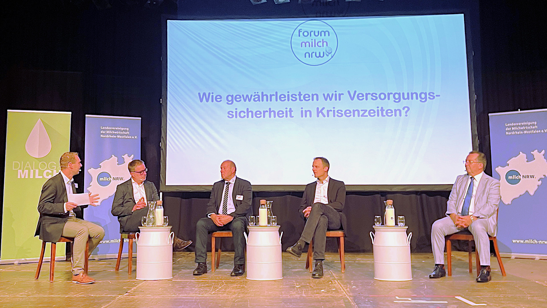 Foto: Podiumsdiskussion beim Forum Milch NRW in Schwerte. Von links: Moderator Patrick Liste, Detlef Latka, Klaus-Peter Lucht, Dr. Stefan Kroll und Oberst a. D. Ralph Thiele. © LV Milch NRW